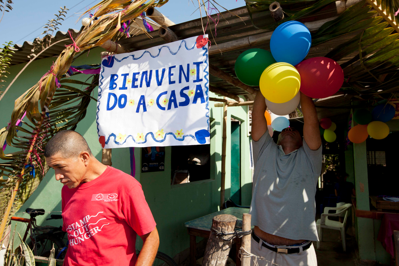 Familiares preparando la bienvenida en El Salvador. AP